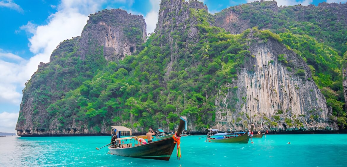 Historical City Walking Tour with Local Snacks